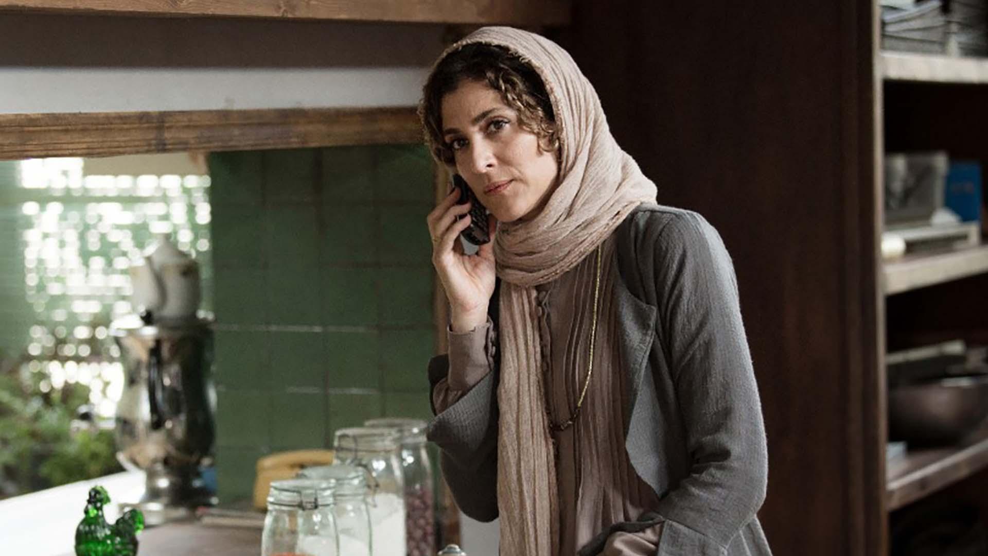 ویشکا آسایش در نمایی از فیلم گورکن در حال صحبت با تلفن