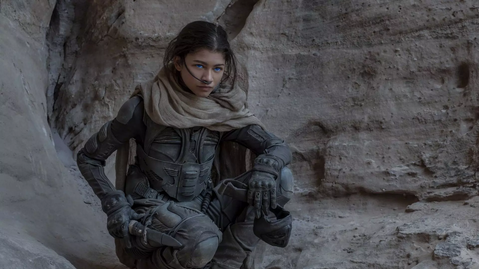 زندیا در نقش چانی در بین صخره‌های سیاره آراکیس در فیلم Dune