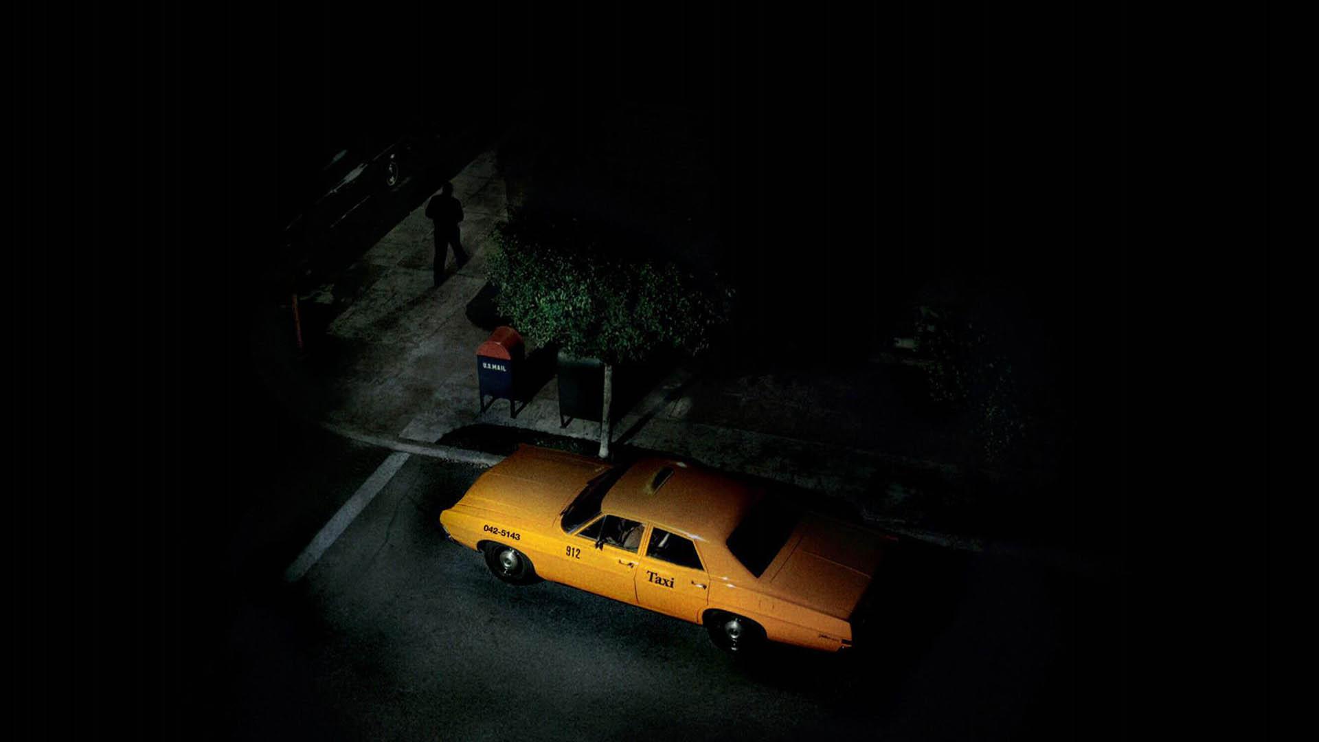 شخصیت زودیاک در حال دور شدن از تاکسی زرد رنگ در فیلم Zodiac