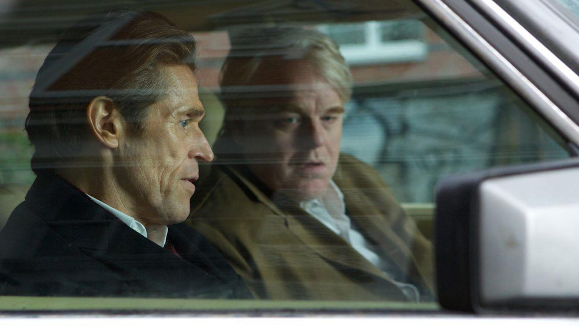 فیلیپ سیمور هافمن همراه ویلم دفو در فیلم A Most Wanted Man در ماشین نشسته است