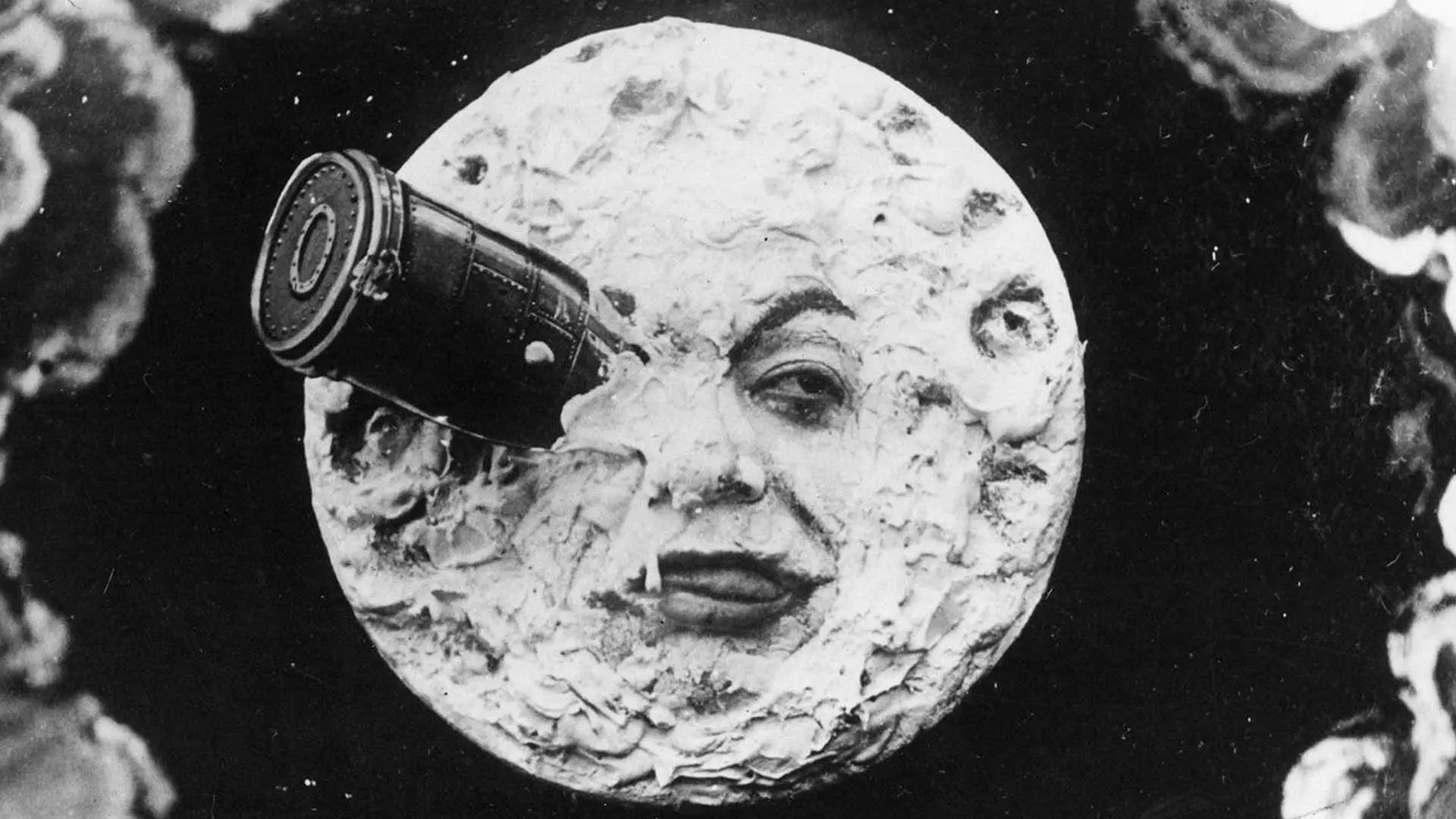 برخورد کپسول به چشم ماه در فیلم سفر به ماه