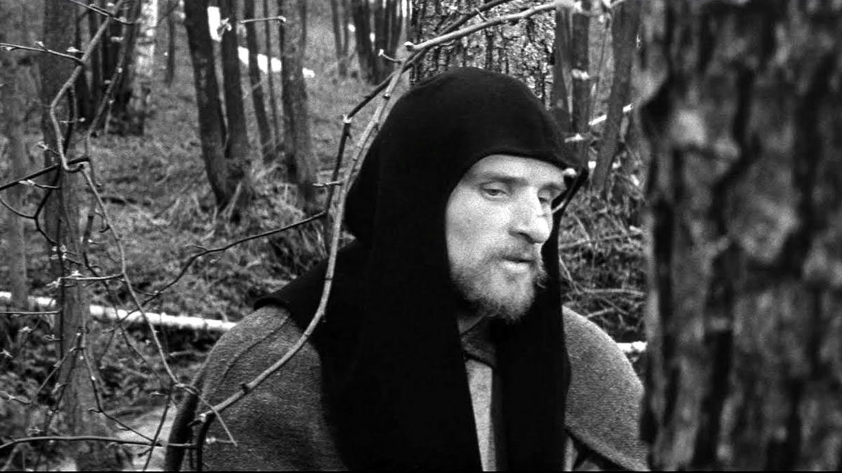 مرد در میان درخت‌ها در فیلم سیاه و سفید Andrei Rublev سینمای شوروی