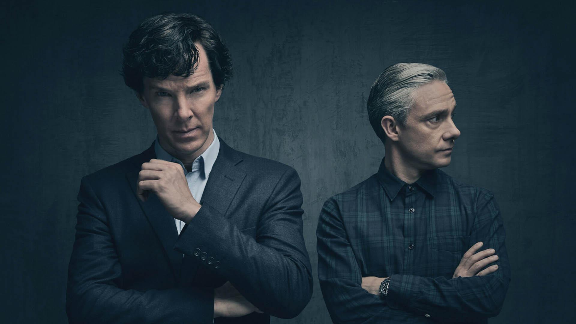 بندیکت کامبربچ و مارتین فریمن با لباس‌های مشکی در سریال Sherlock