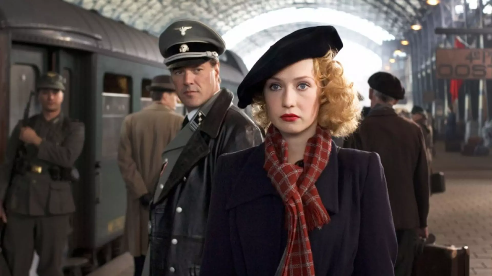 تام هافمن در حال نگاه کردن به کاریس ون هویتن در ایستگاه قطار در فیلم Black Book