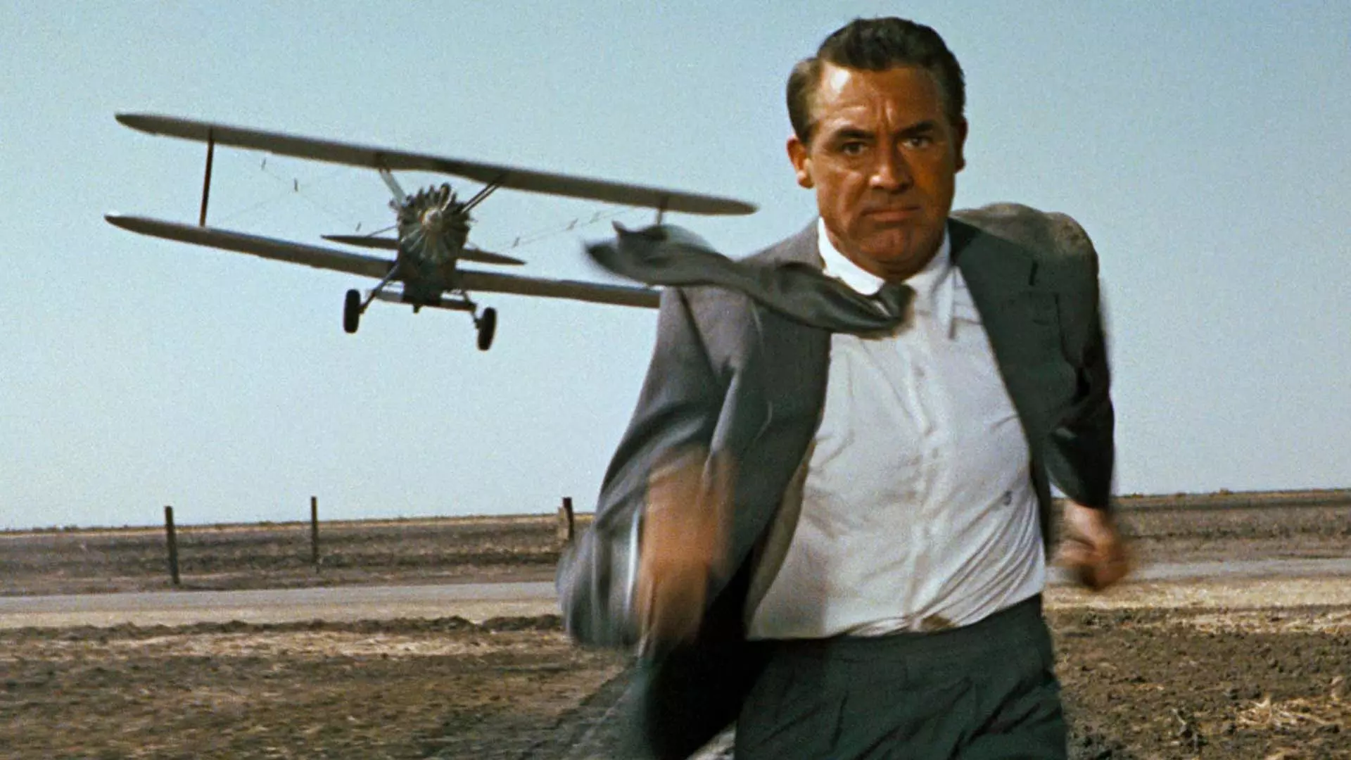 کری گرنت در حال دویدن و فرار کردن از هواپیما در فیلم North by Northwest
