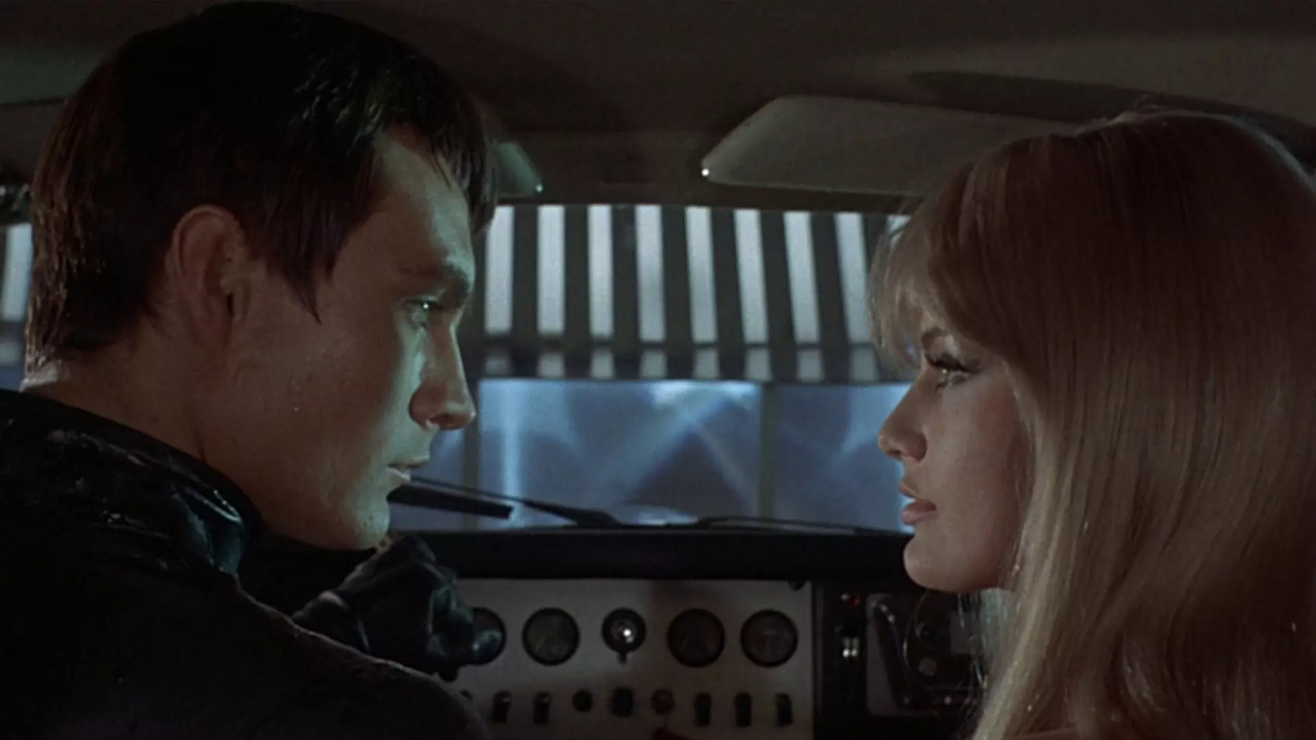 جان فیلیپ لاو و ماریسا مل در فیلم Danger: Diabolik در ماشین به یکدیگر نگاه می‌کنند