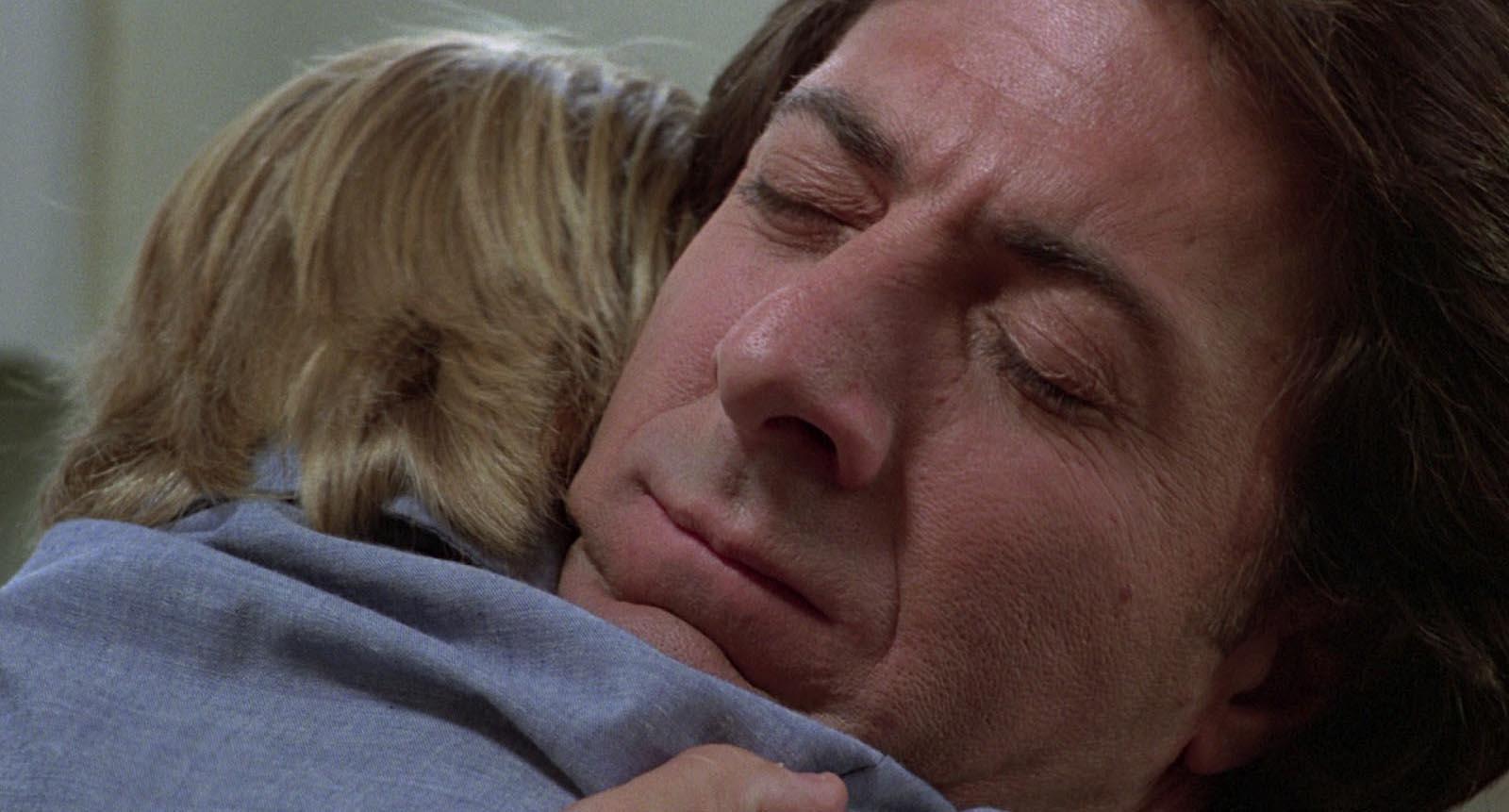 داستین هافمن پسرش را در آغوش می‌گیرد در فیلم کریمر علیه کریمر