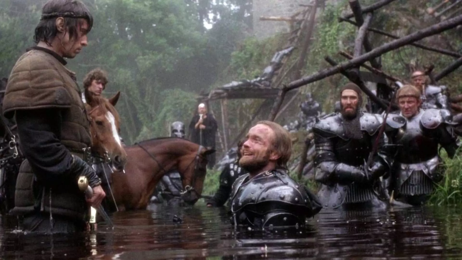 سربازانی با زره مخصوص در آب مقابل نایجل تری در فیلم Excalibur
