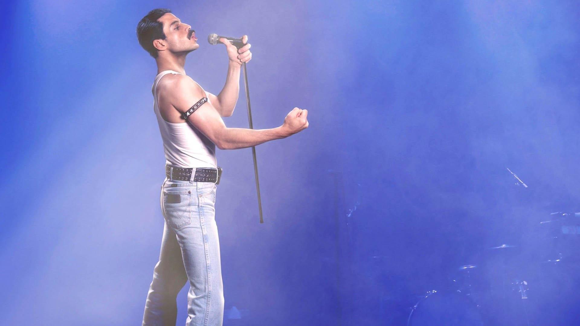 رامی ملک درحال خواندن آهنگ در نقش فردی مرکوری در فیلم Bohemian Rhapsody