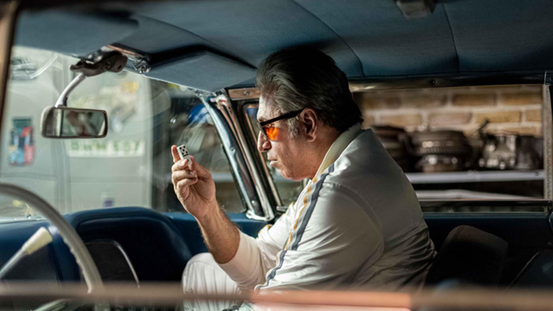 حمید فرخ نژاد در نقش پاپ نشسته در اتومبیل در سریال میدان سرخ