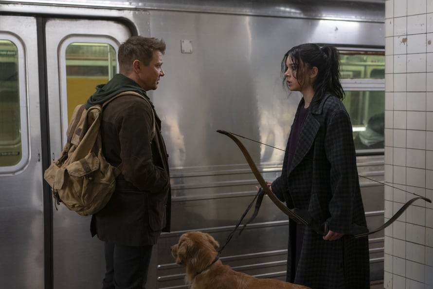 جرمی رنر در نقش کلینت بارتون و هیلی استاینفلد در نقش کیت بیشاپ به‌همراه سگی به‌نام لاکی در ایستگاه مترو سریال Hawkeye