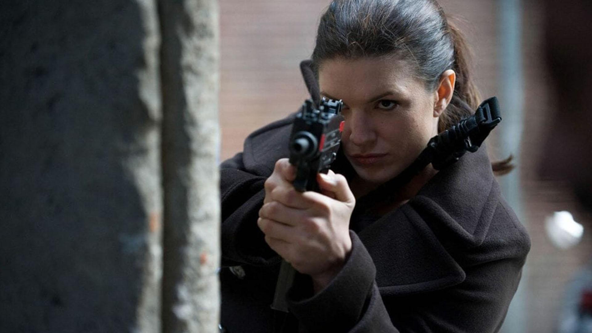 جینا کارانو در حال نشانه‌گیری با اسلحه در فیلم Haywire