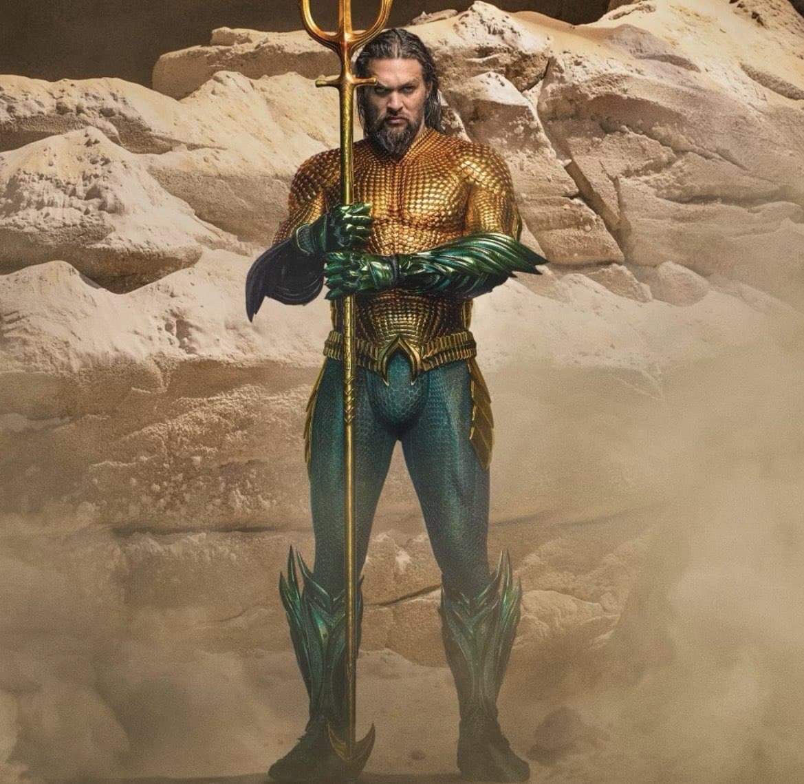 جیسون موموآ در نقش آکوامن در لباس اصلی این شخصیت در فیلم Aquaman and the Lost Kingdom