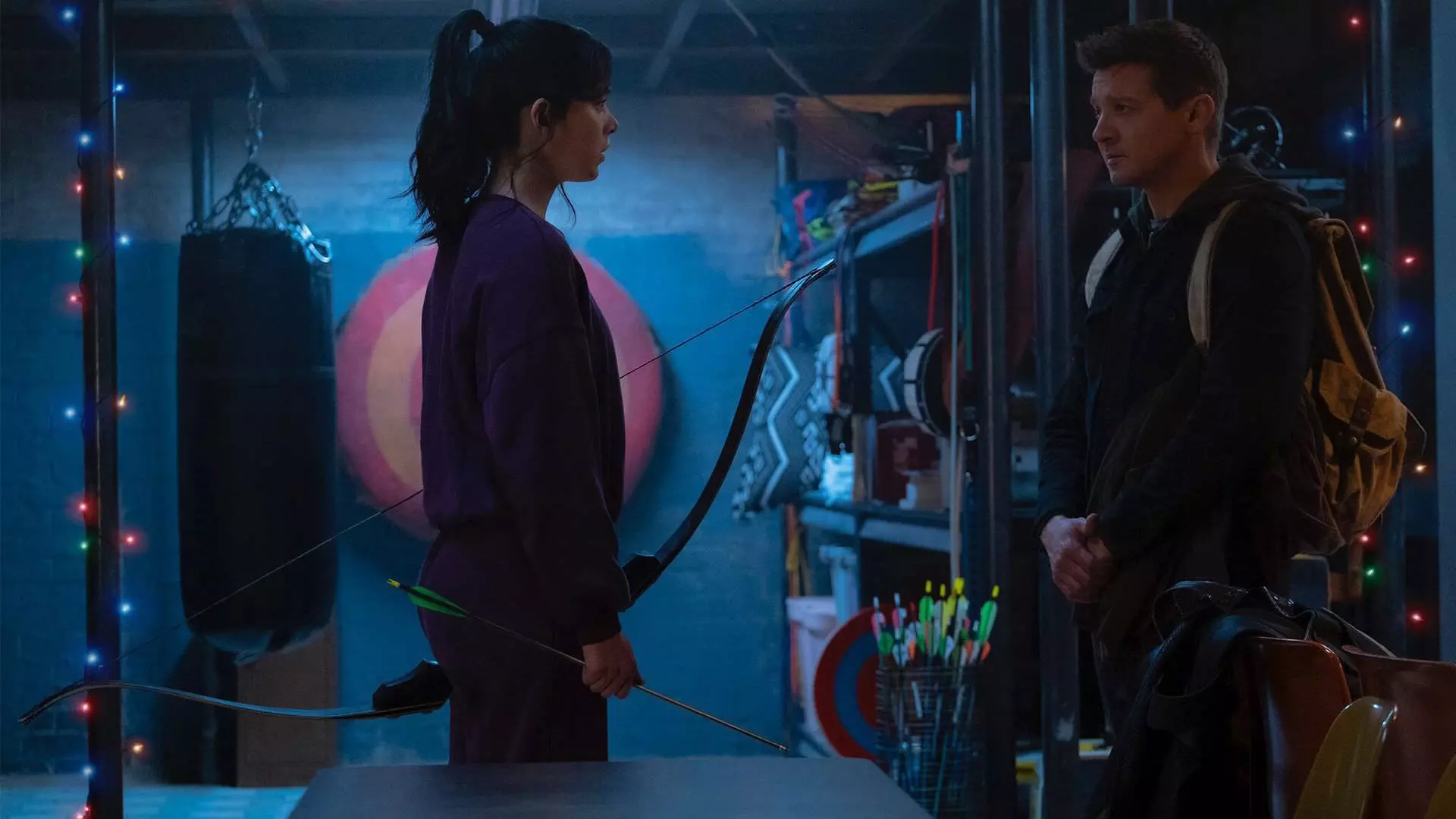 جرمی رنر در نقش کلینت بارتون و هیلی استاینفلد در نقش کیت بیشاپ در حال تمرین در گاراژ خانه بارتون در سریال Hawkeye