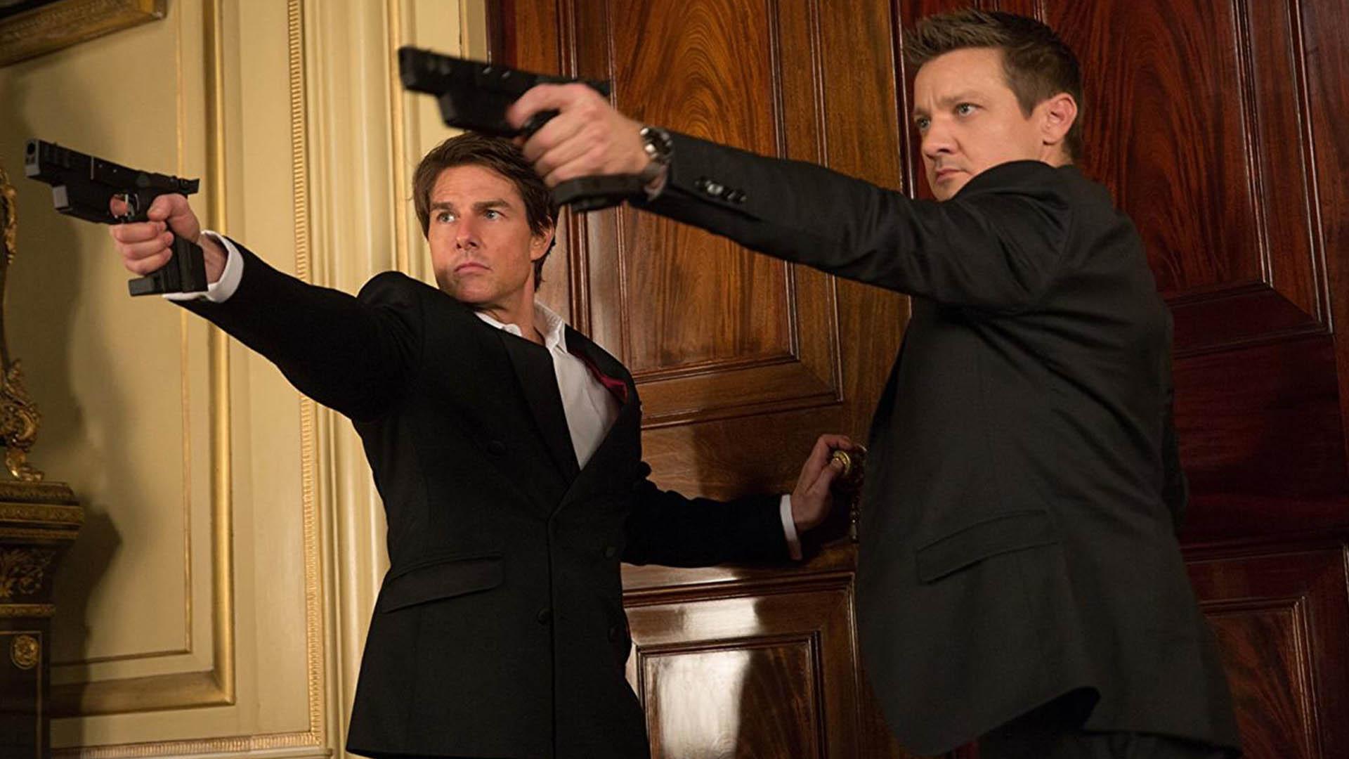 جرمی رنر و تام کروز درحال شلیک اسلحه در مجموعه Mission impossible