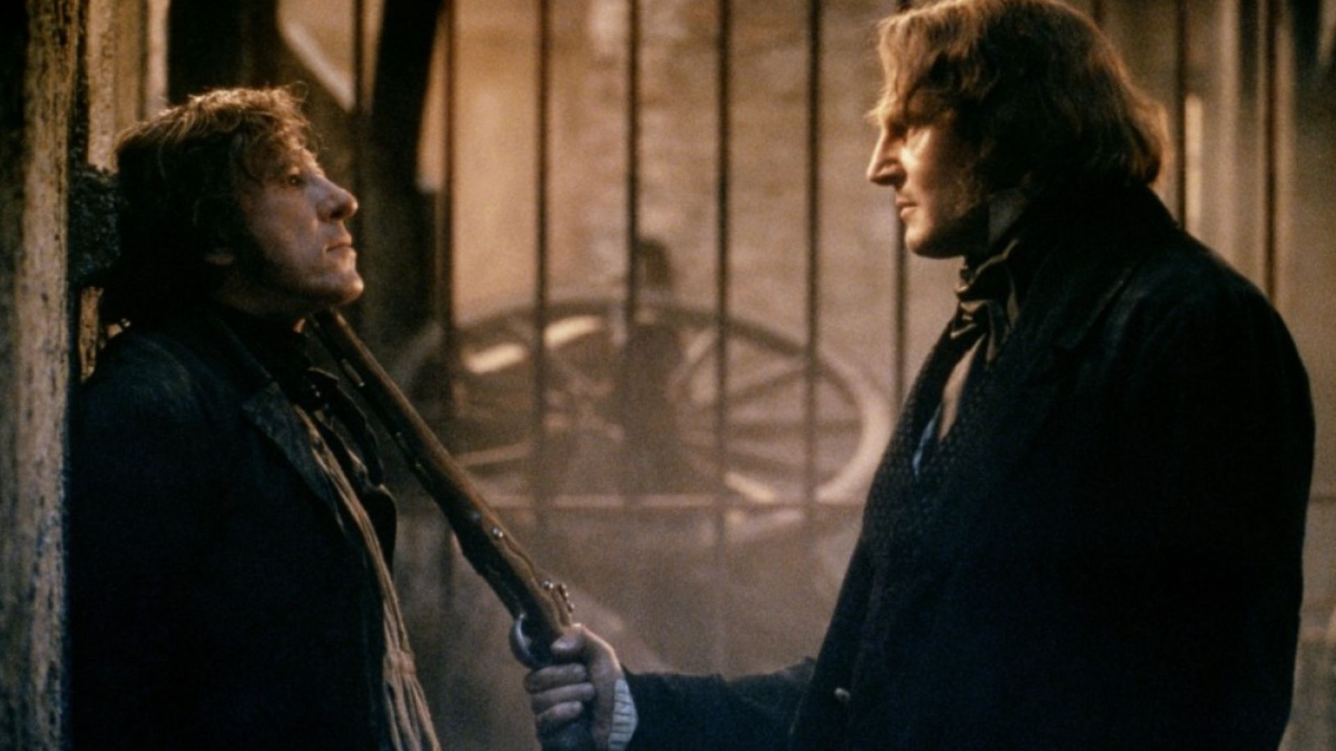 لیام نیسون در فیلم Les Misérables زیر گلوی جفری راش اسلحه گرفته است