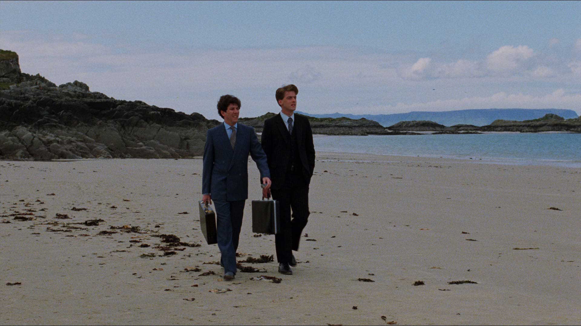 دو شخصیت در حال قدم زدن داخل ساحل کنار دریا در فیلم Local Hero، محصول سال ۱۹۸۳ میلادی