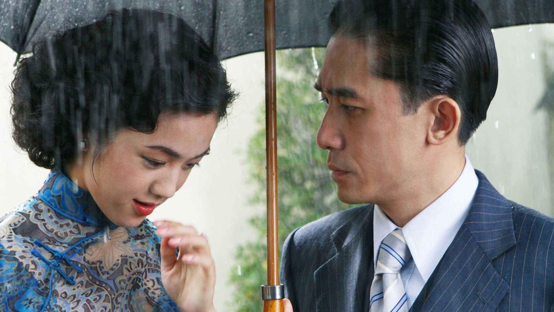 تونی لیانگ و جوآن چن زیر باران و چتر در فیلم Lost, Caution
