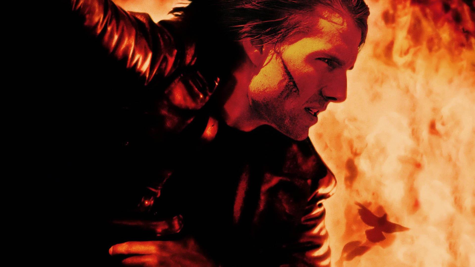 کاور فیلم mission: impossible II با حضور تام کروز و تصاویری از آتش در پس‌زمینه