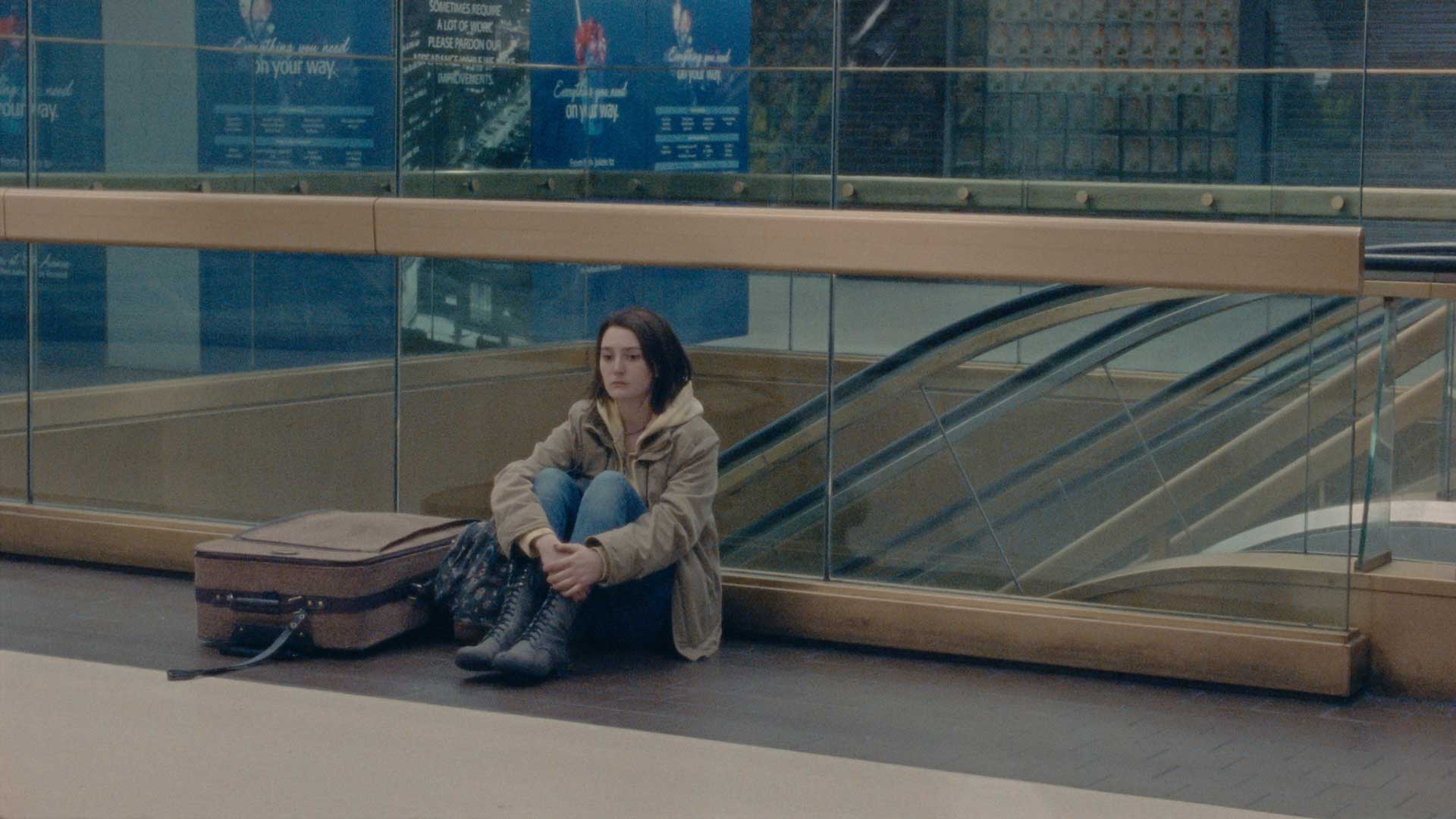 دختر تنها و خسته در ایستگاه فیلم Never Rarely Sometimes Always 