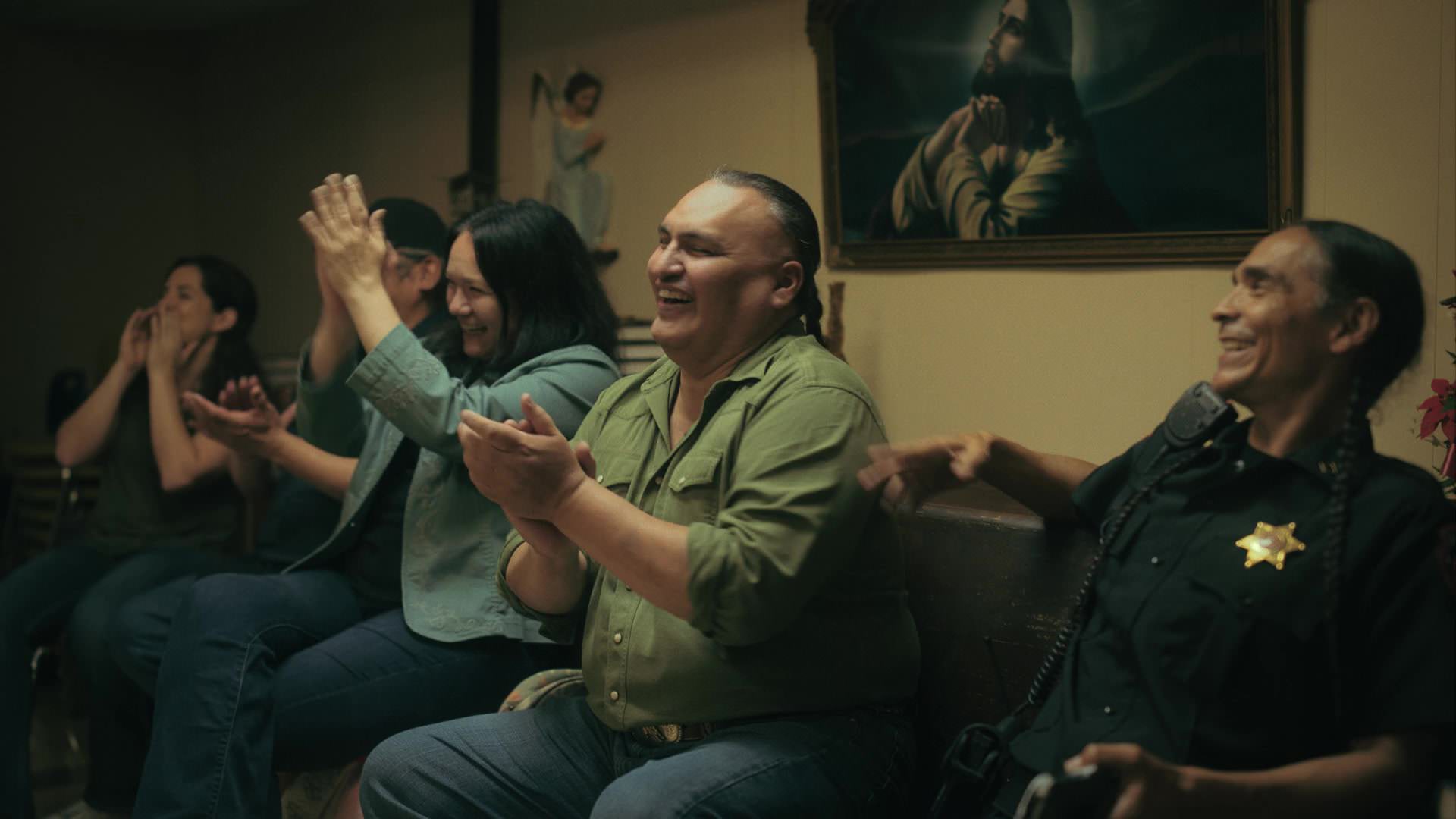 پلیس شهر و پدر و مادر ویلی جک در حال تشویق خواننده در قسمت پایانی فصل اول سریال Reservation Dogs