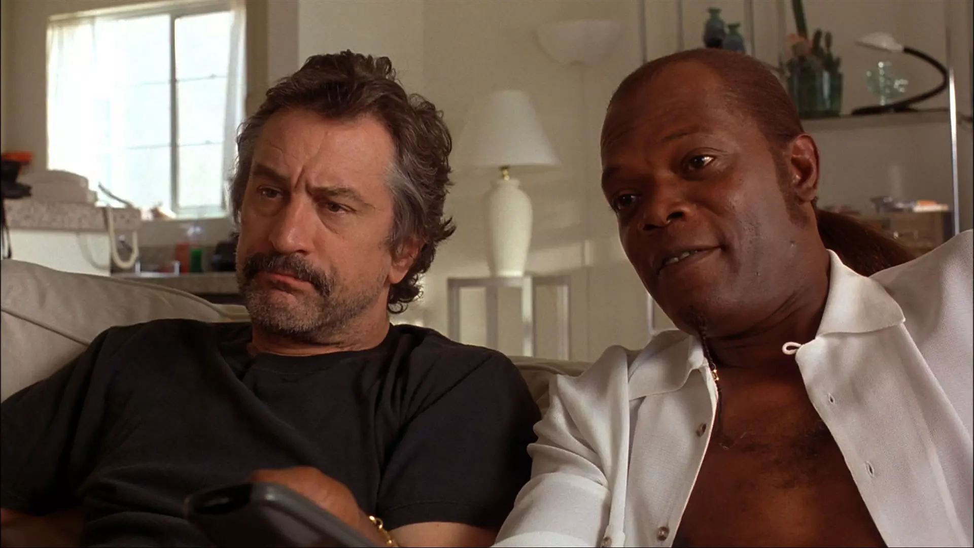 رابرت دنیرو و ساموئل ال جکسون روی مبل نشسته اند فیلم جکی بروان