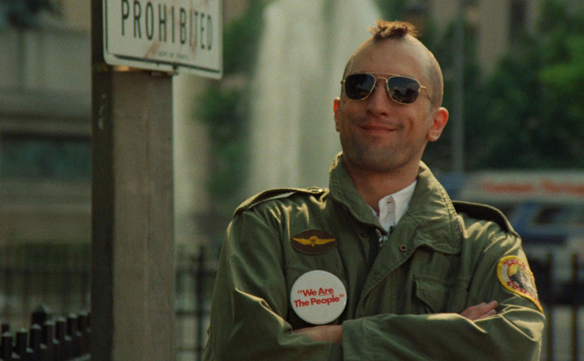 رابرت دنیرو با لبخند و دست به سینه در فیلم Taxi Driver