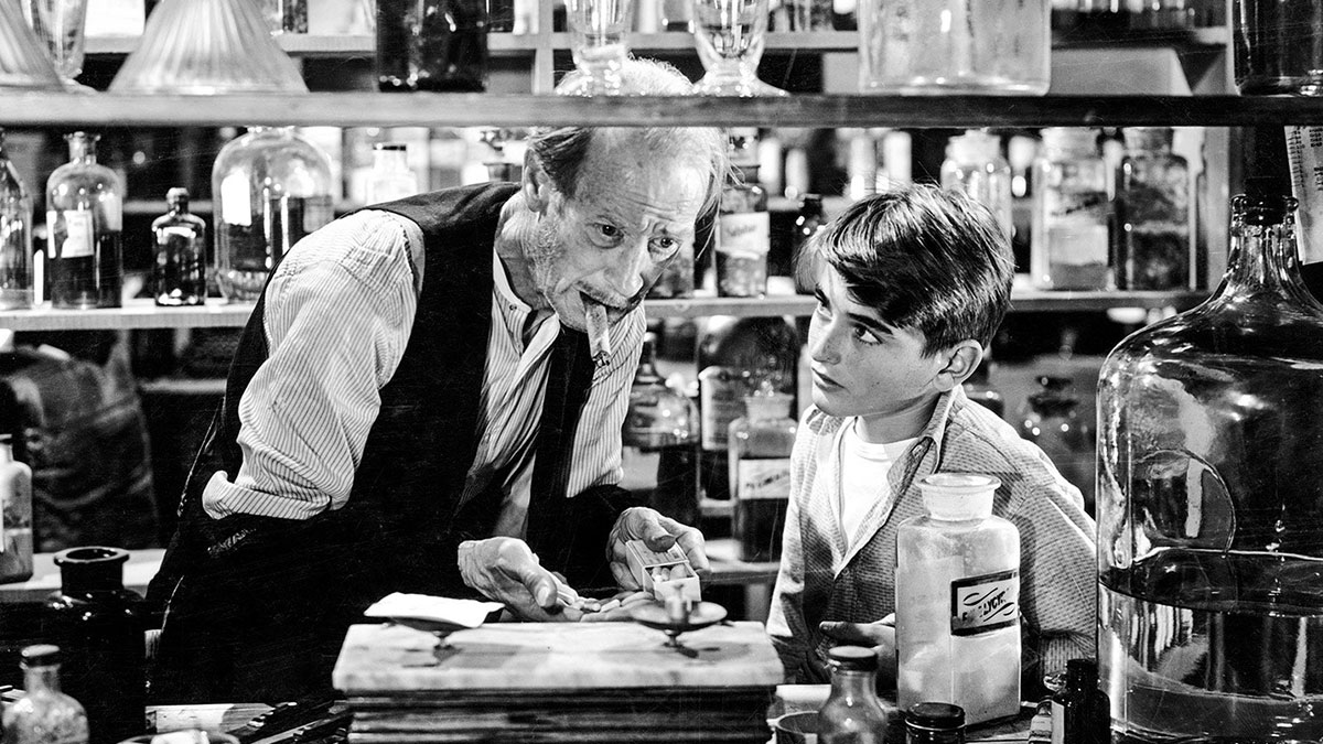 تصویری از جورج در کودکی در حال کار در داروخانه آقای گاور