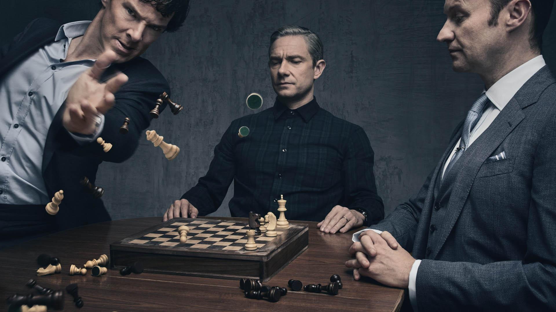 شخصیت های اصلی سریال Sherlock در حال شطرنج بازی کردن