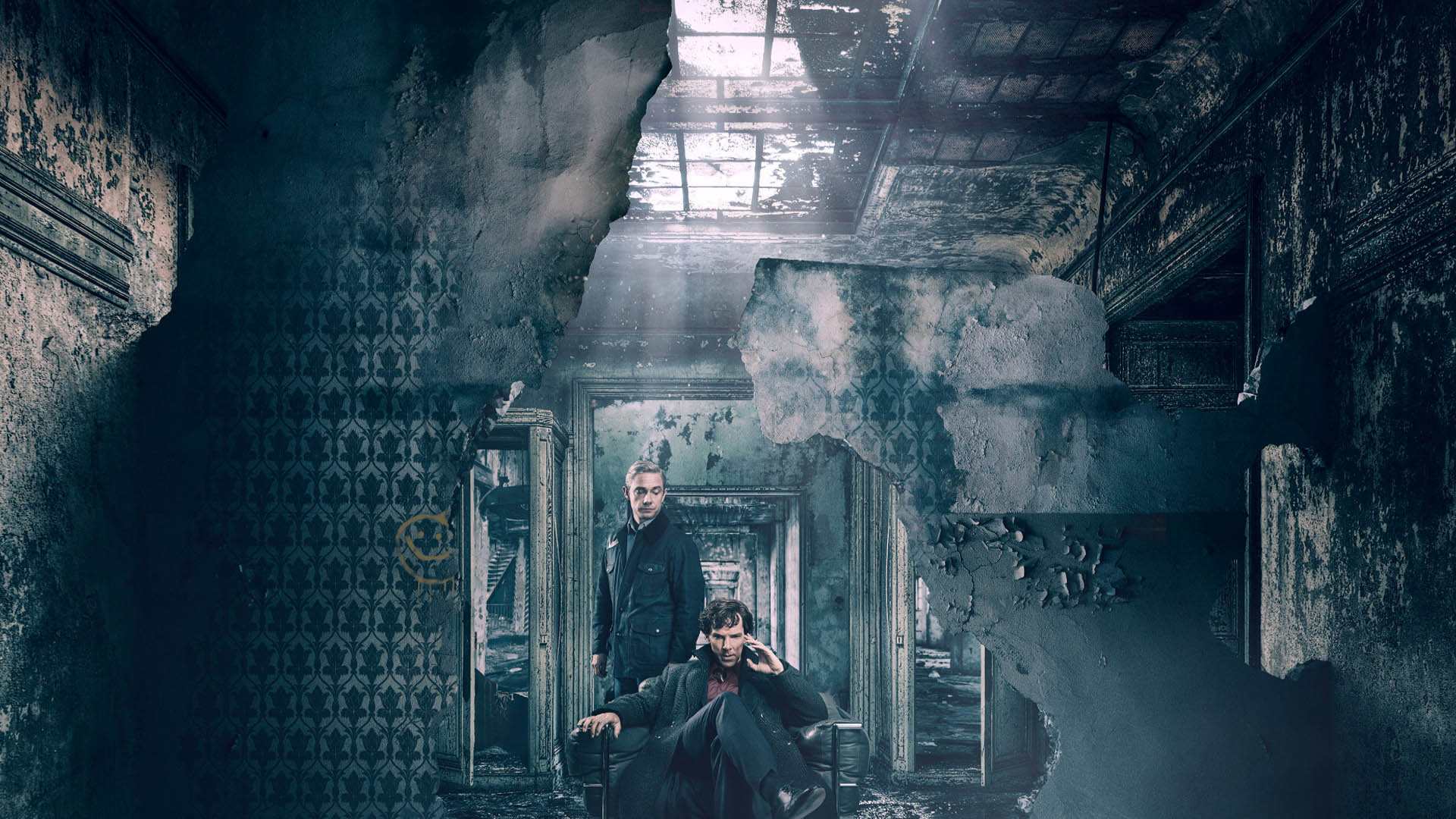 شرلوک هلمز و دکتر واتسون در یک خانه خراب‌شده در سریال Sherlock