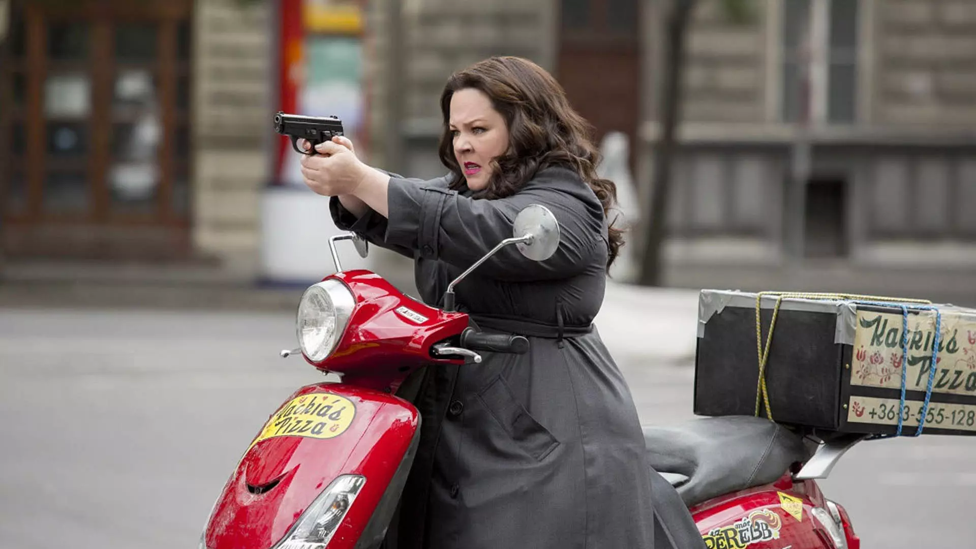 ملیسا مک کارتی با یک موتور و اسلحه کوچک در فیلم Spy