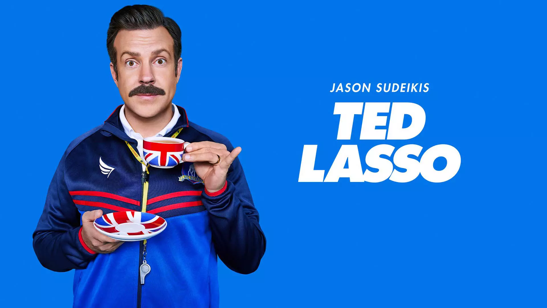 کاور آبی رنگ سریال Ted Lasso با تصویری از جیستون سودیکیس و فنجانی با پرچم بریتانیا