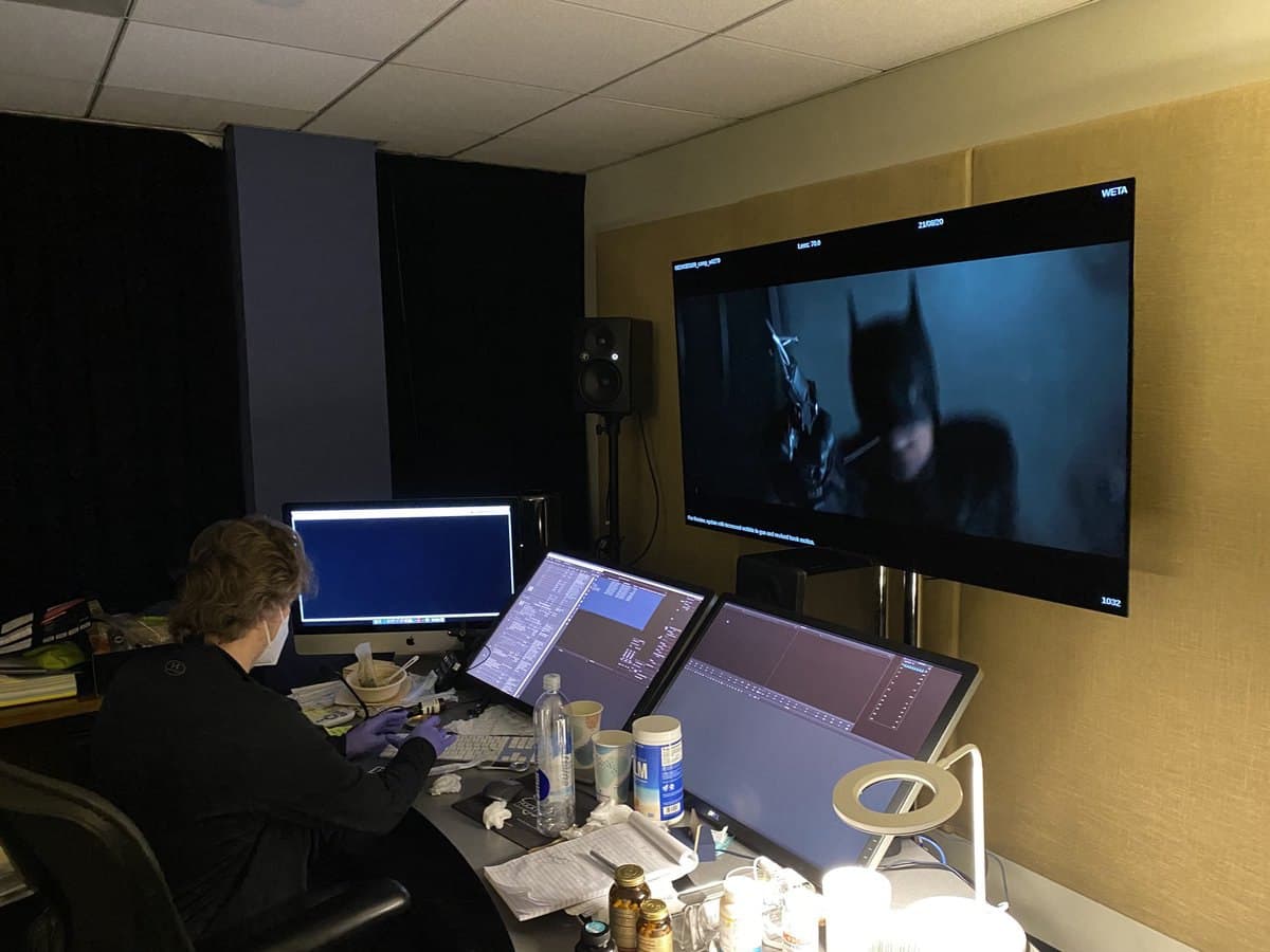 رابرت پتینسون در نقش بتمن در حال استفاده از بت گرپل در پشت صحنه تدوین فیلم The Batman 