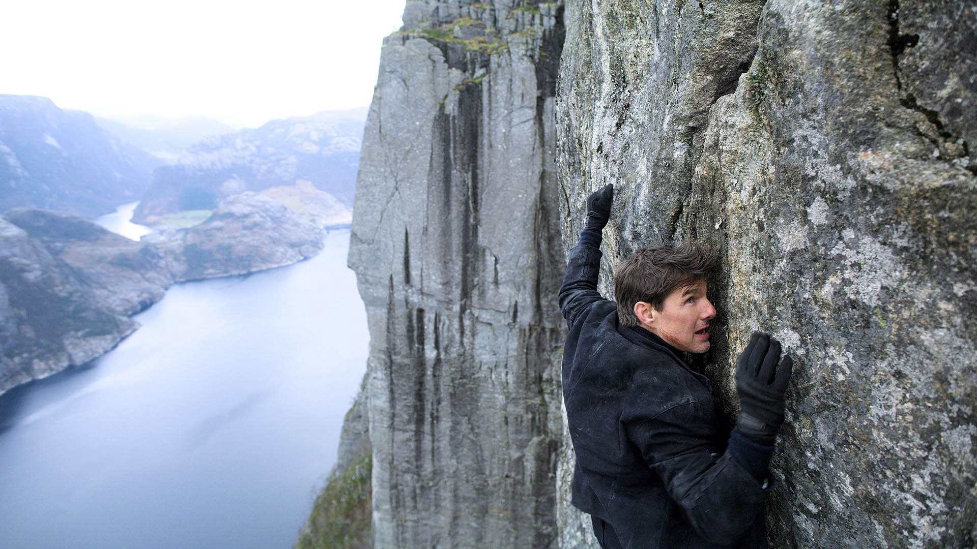 تام کروز درحال بالا رفتن از صخره‌ای در ارتفاعات کشور نروژ در مجموعه Mission impossible
