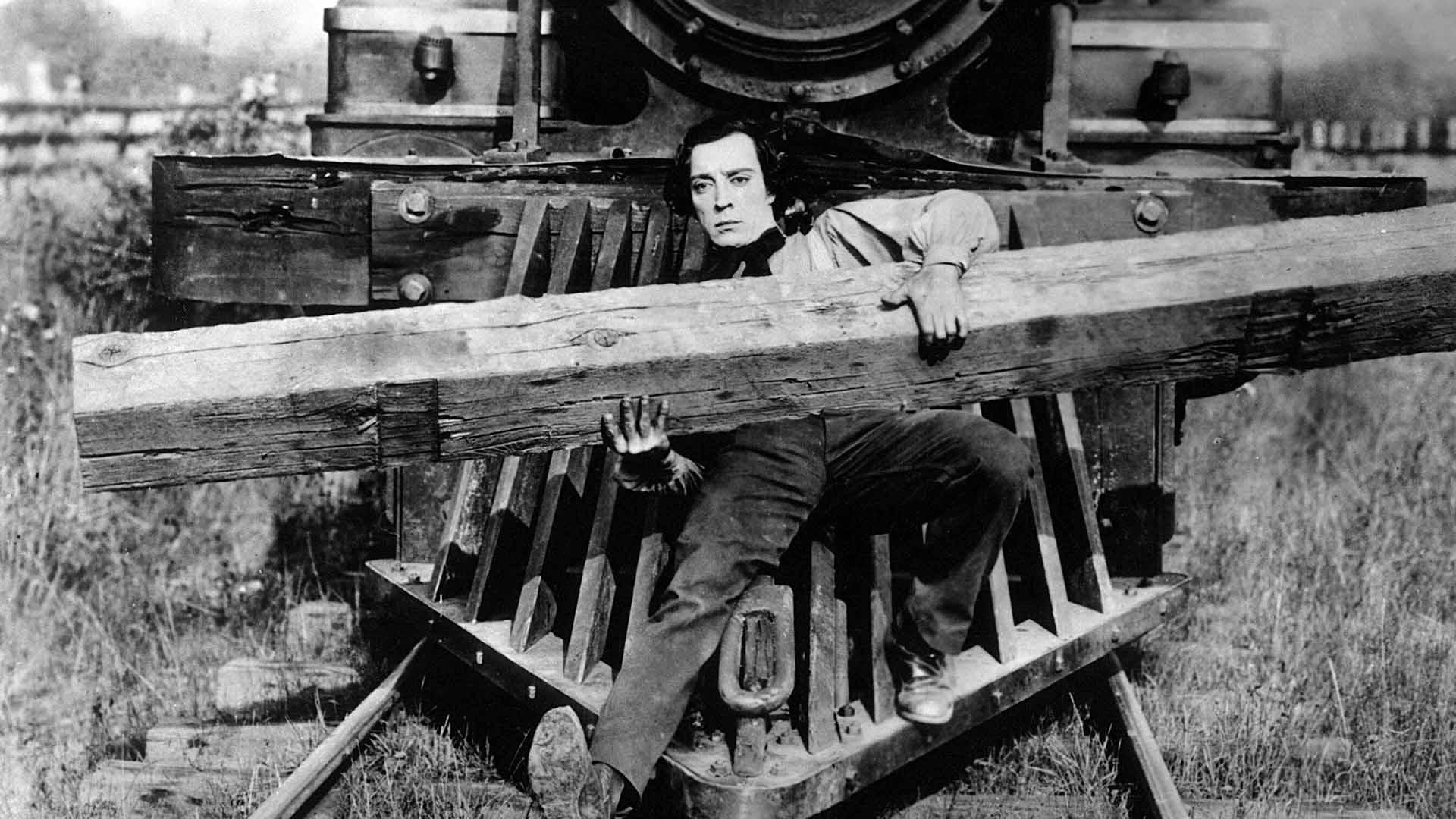 باستر کیتون در فیلم The General به همراه تکه چوبی جلوی قطار افتاده است