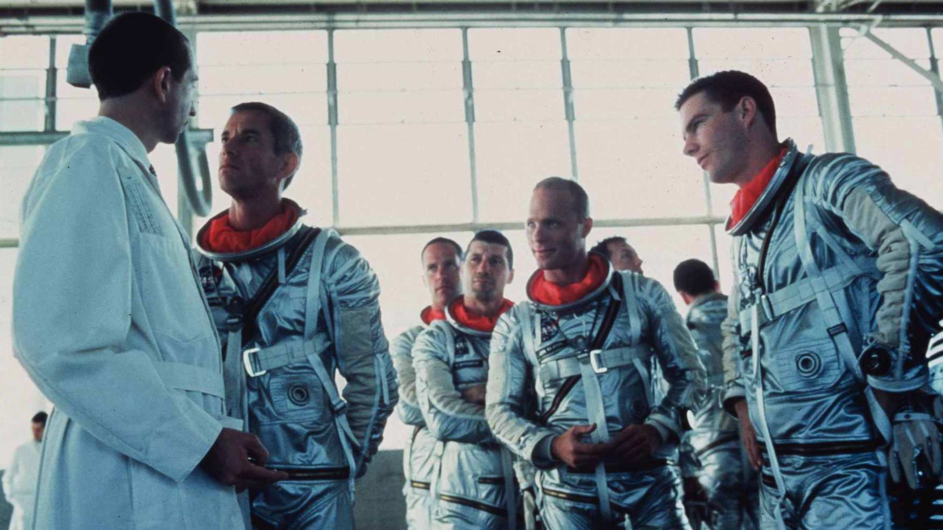 فضانوردان در حال صحبت کردن در فیلم مردان واقعی