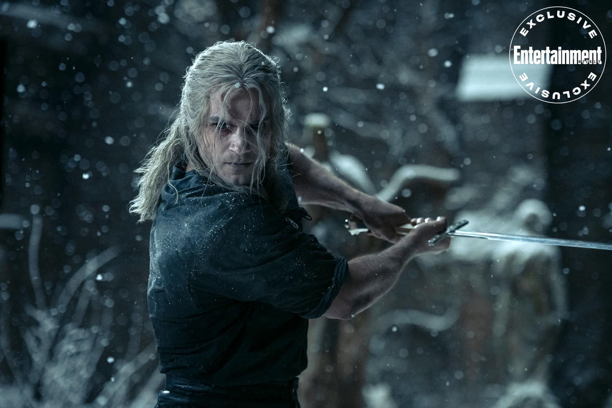 هنری کویل در نقش گرالت در حال تمرین با شمشیر در هوایی برفی در فصل دوم سریال The Witcher