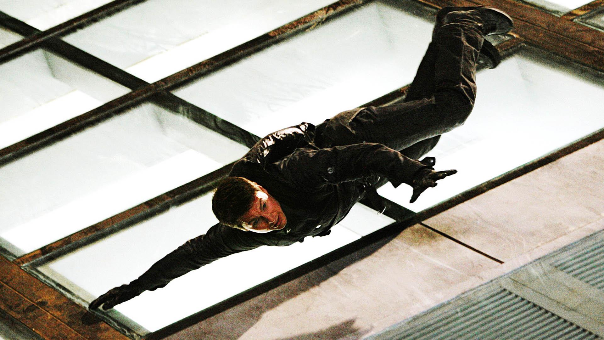 ایفای نقش تام کروز در مجموعه Mission impossible در نقش ایتن هانت