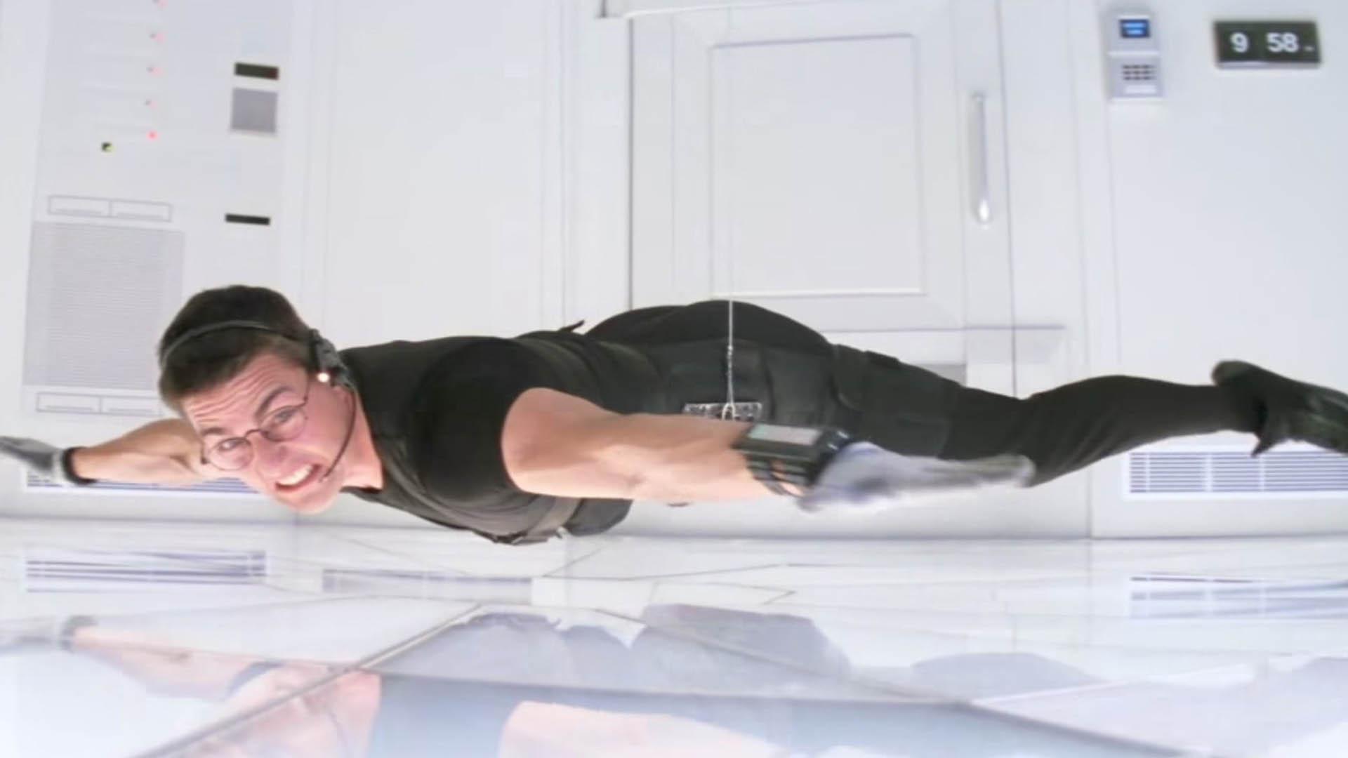 تام کروز در حالت آویزان در یک گاوصندوق هوشمند در فیلم نخست مجموعه Mission impossible