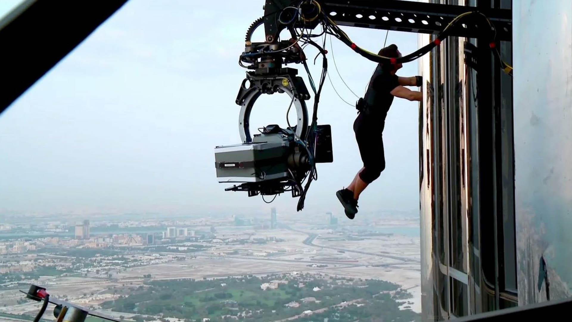 تام کروز درحال ایفای نقش روی برج خلیفه در دوبی در مجموعه Mission impossible