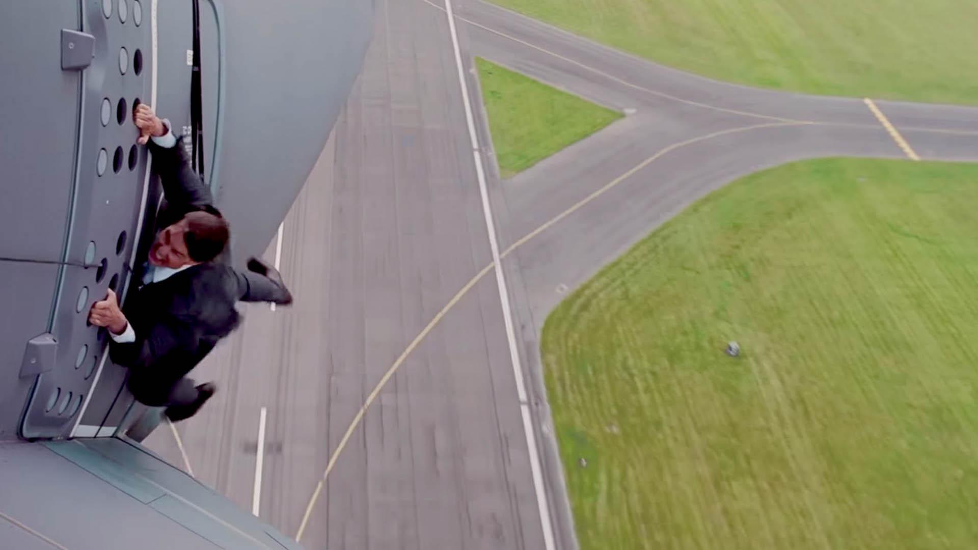 آویزان بودن تام کروز از یک هواپیمای درحال اوج گیری در مجموعه Mission impossible