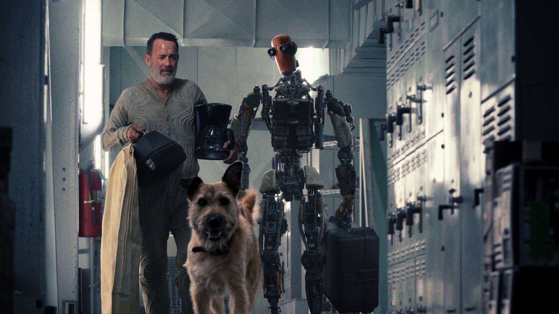 تام هنکس به همراه ربات و سگ در فیلم Finch اپل
