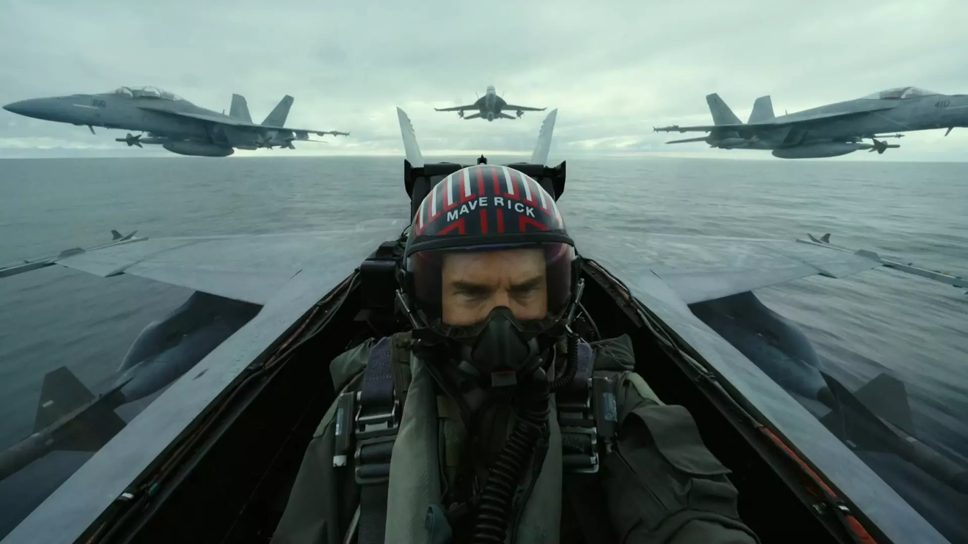 تام کروز در نقش ماوریک در کنترل F/A18 Super Hornet در Top Gun: Maverick 