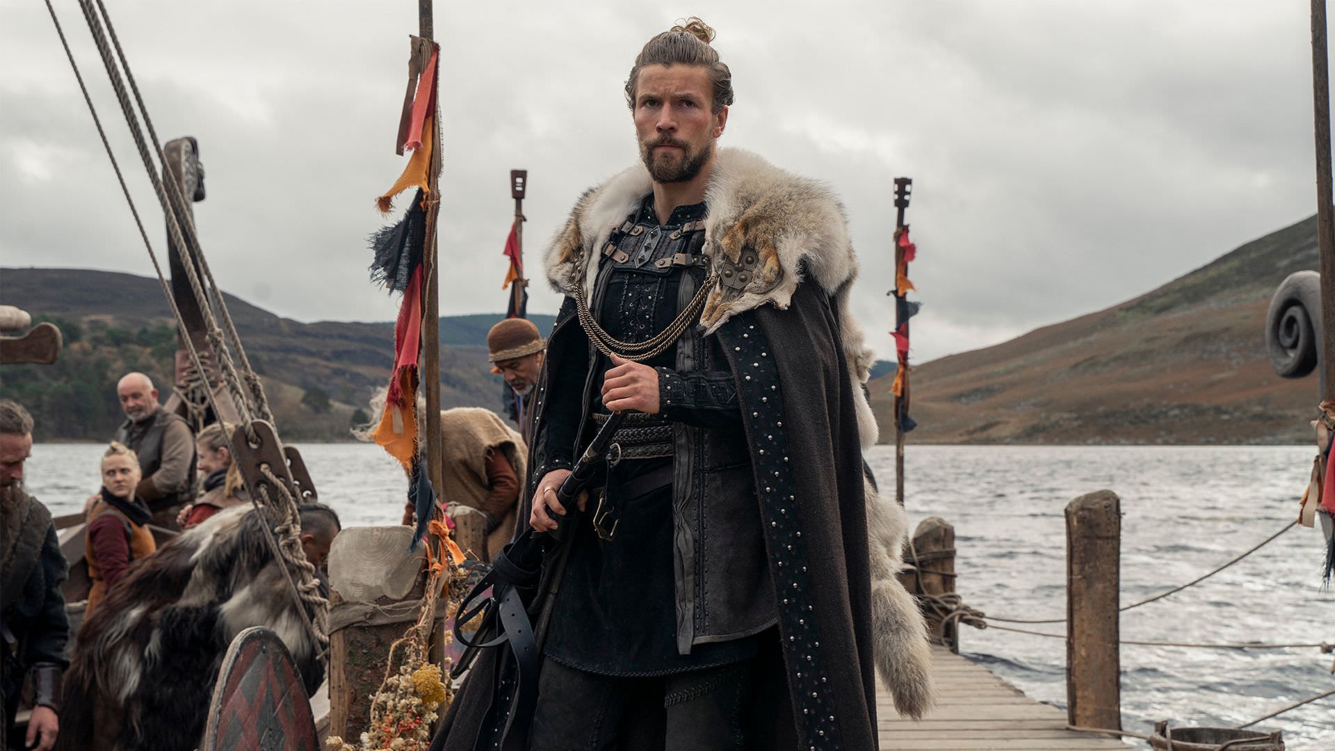 لئو ساتر در نقش هارالد سیگوردسن در سریال Vikings: Valhalla