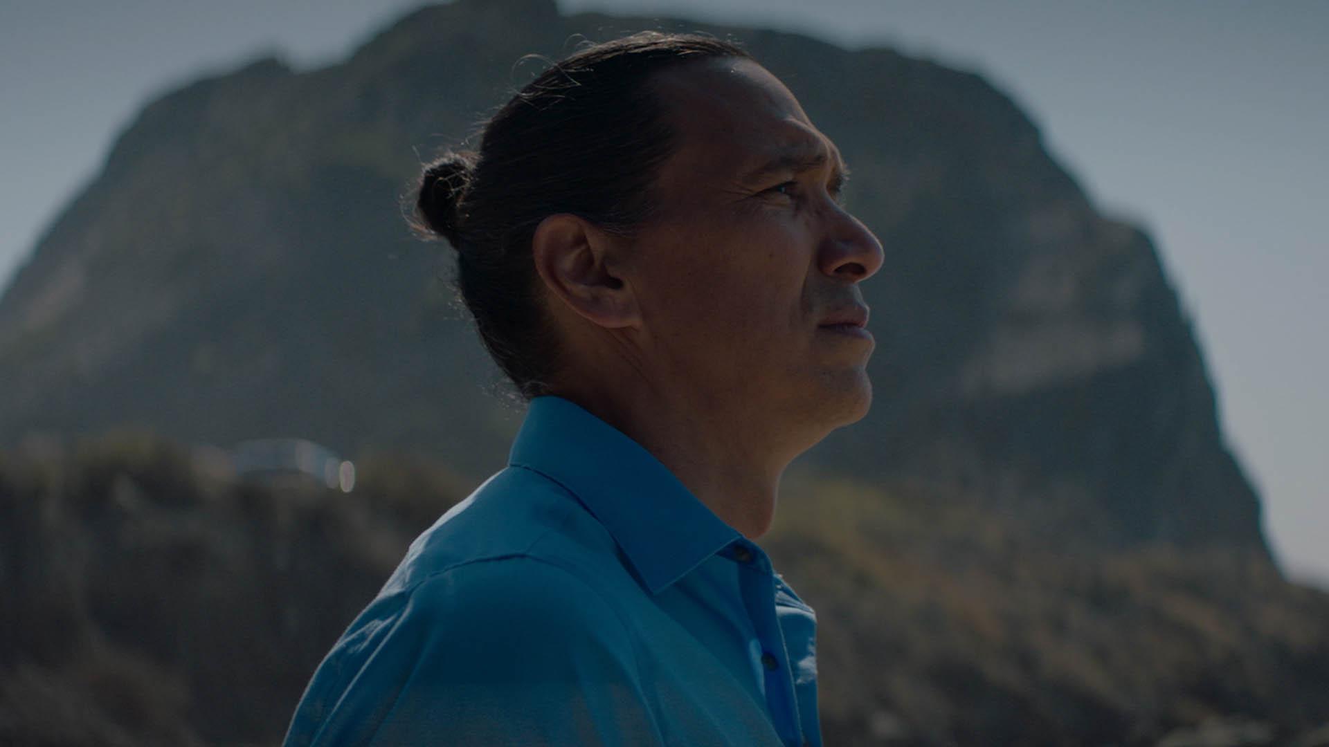 مایکل گری آیز در حال نگاه کردن به کوهستان در فیلم Wild Indian