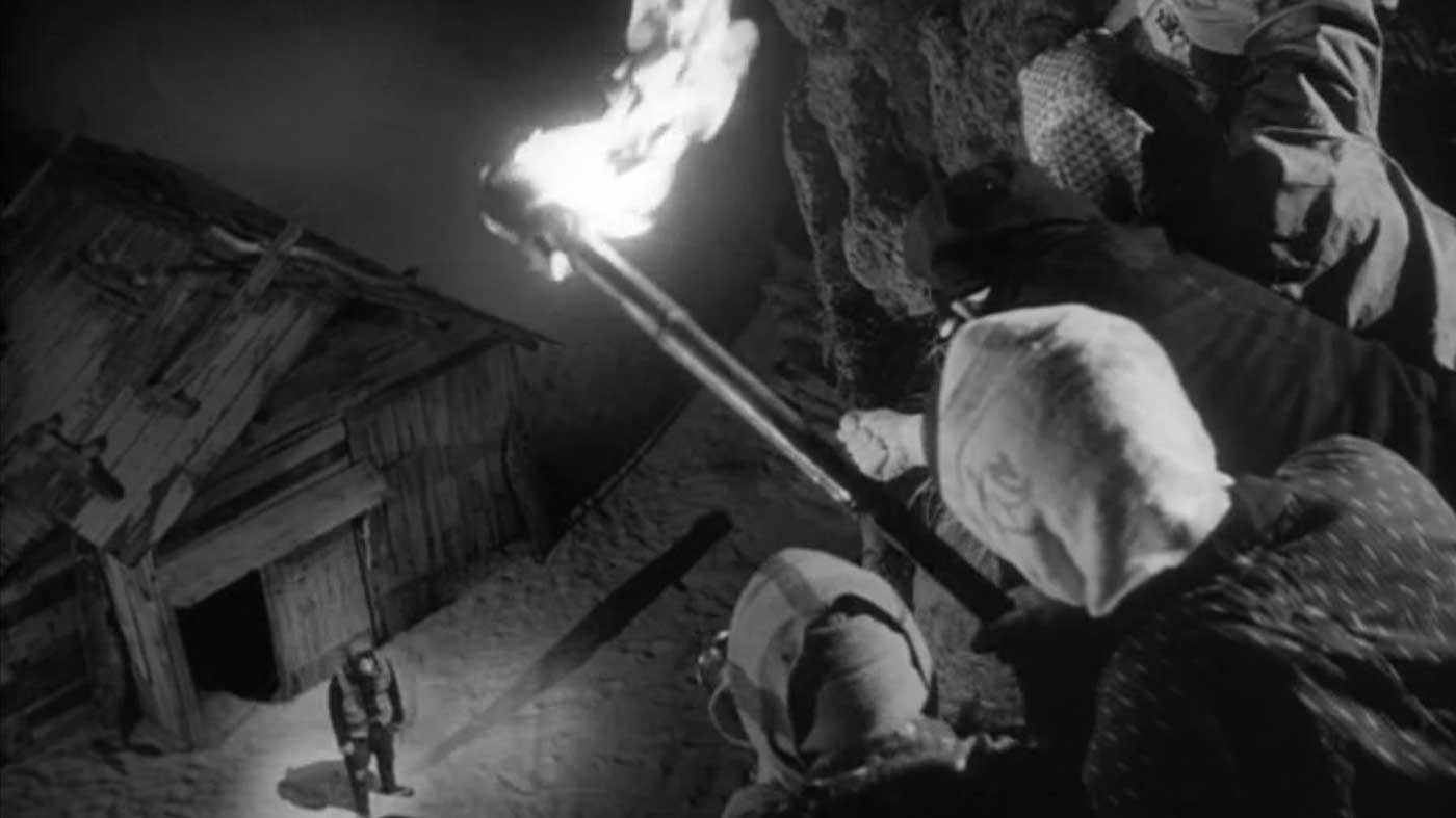 به بردگی کشیده شدن مرد توسط ساکنین روستا در فیلم Woman in the Dunes، محصول سال ۱۹۶۴ میلادی