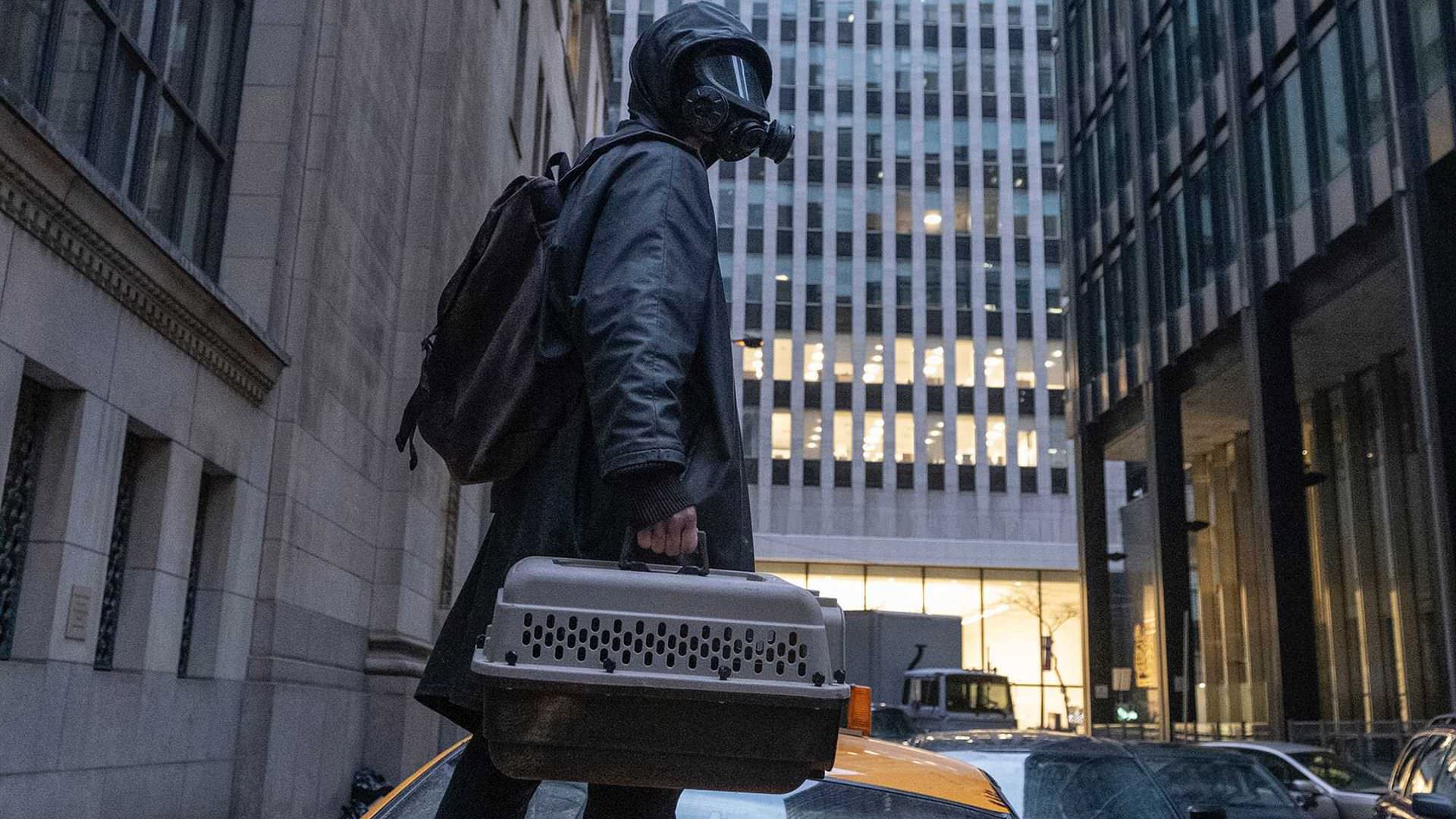 بن سنچتزر در نقش یوریک به همراهش میمونش در خیابان های آخر الزمانی نیویورک در قسمت اول سریال Y: The Last Man