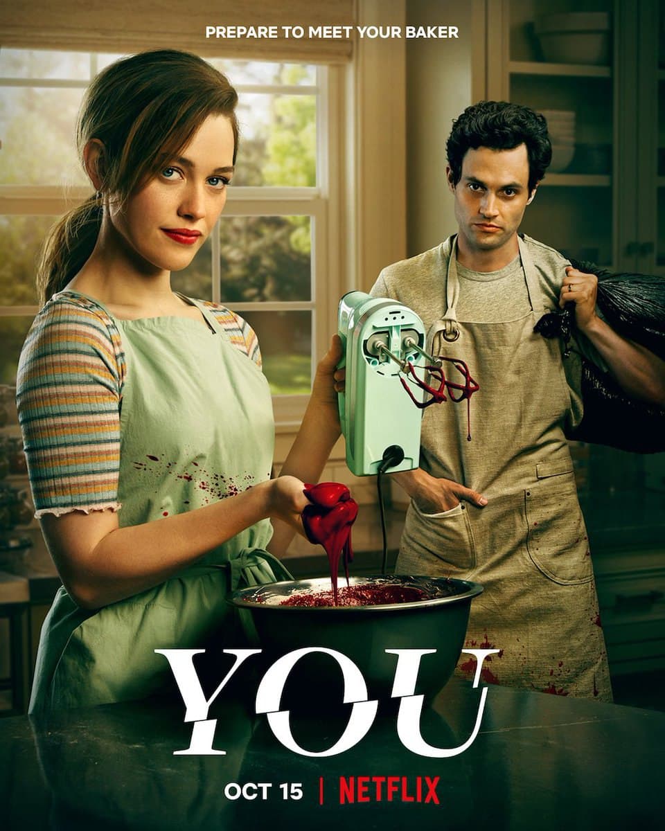 پن بدجلی در نقش جو گلدبرگ و ویکتوریا پدرتی در نقش لاو کویین در حال پختن کیک خونین در پوستر فصل سوم سریال You