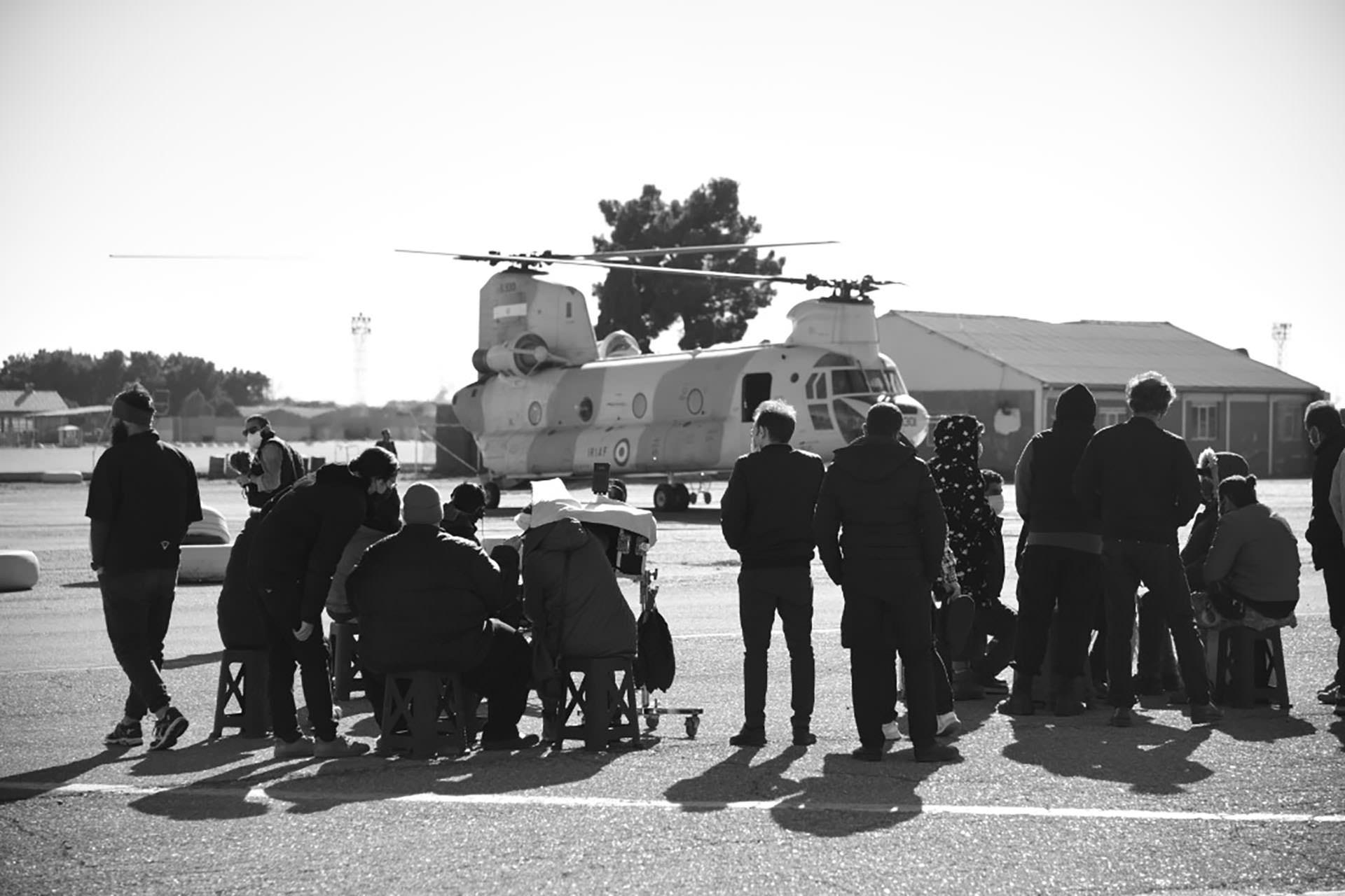 پشت صحنه فیلم ۲۸۸۸ با یک هلیکوپتر در زمینه