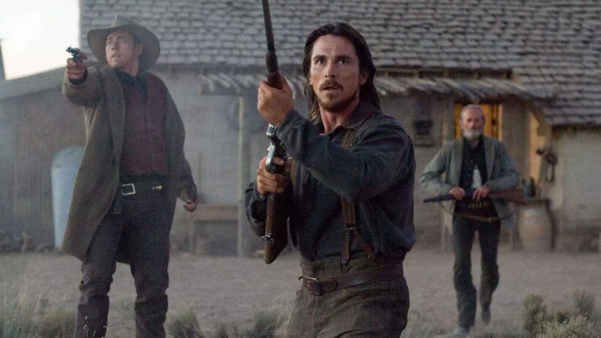 کریستین بیل به همراه دو بازیگر دیگر در فیلم 3:10 to Yuma اسلحه در دست دارند